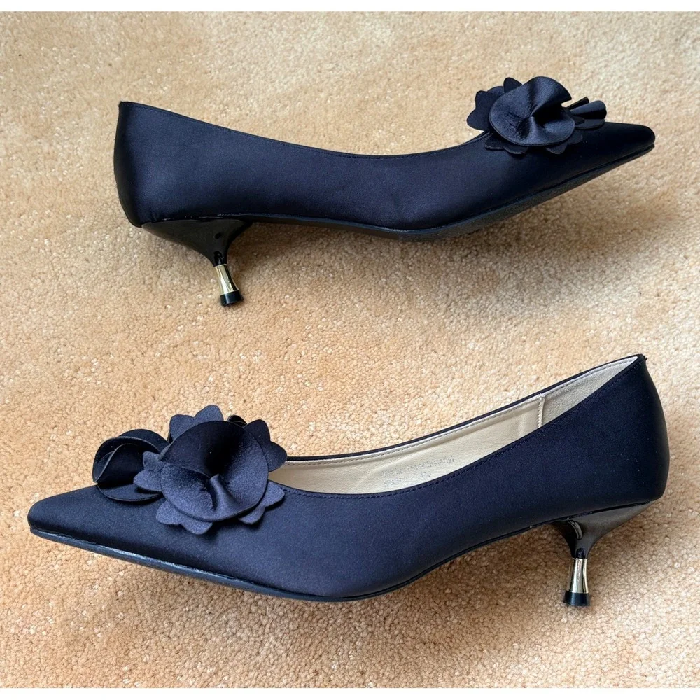 Amanda DiLaurie Black Satin Pointed Toe Kitten Heel Embellished Flower   Sz‎ 10M